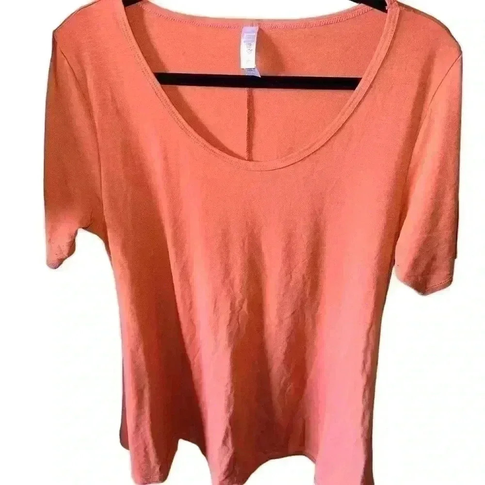 Lularoe large pumpkin colorPerfect T . GUC. Worn a few times.